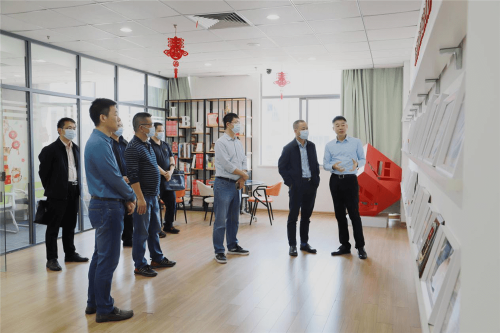 福建省市场监督管理局科信处处长吴君国、厦门市市场监督管理局科信处处长侯新明、福建省质检院技术总监黄小雷、福建省市场监督管理局科信处一级主任科员许祯祥、福建省质检院科研管理部部长邹愚、厦门市市场监督管理局科信处四级调研员吴东卫一行，莅临沸腾质量数据（厦门）有限公司调研指导工作。