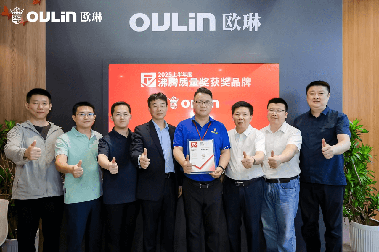  2025KBC上海展期间沸腾质量奖为获奖品牌欧琳颁奖。