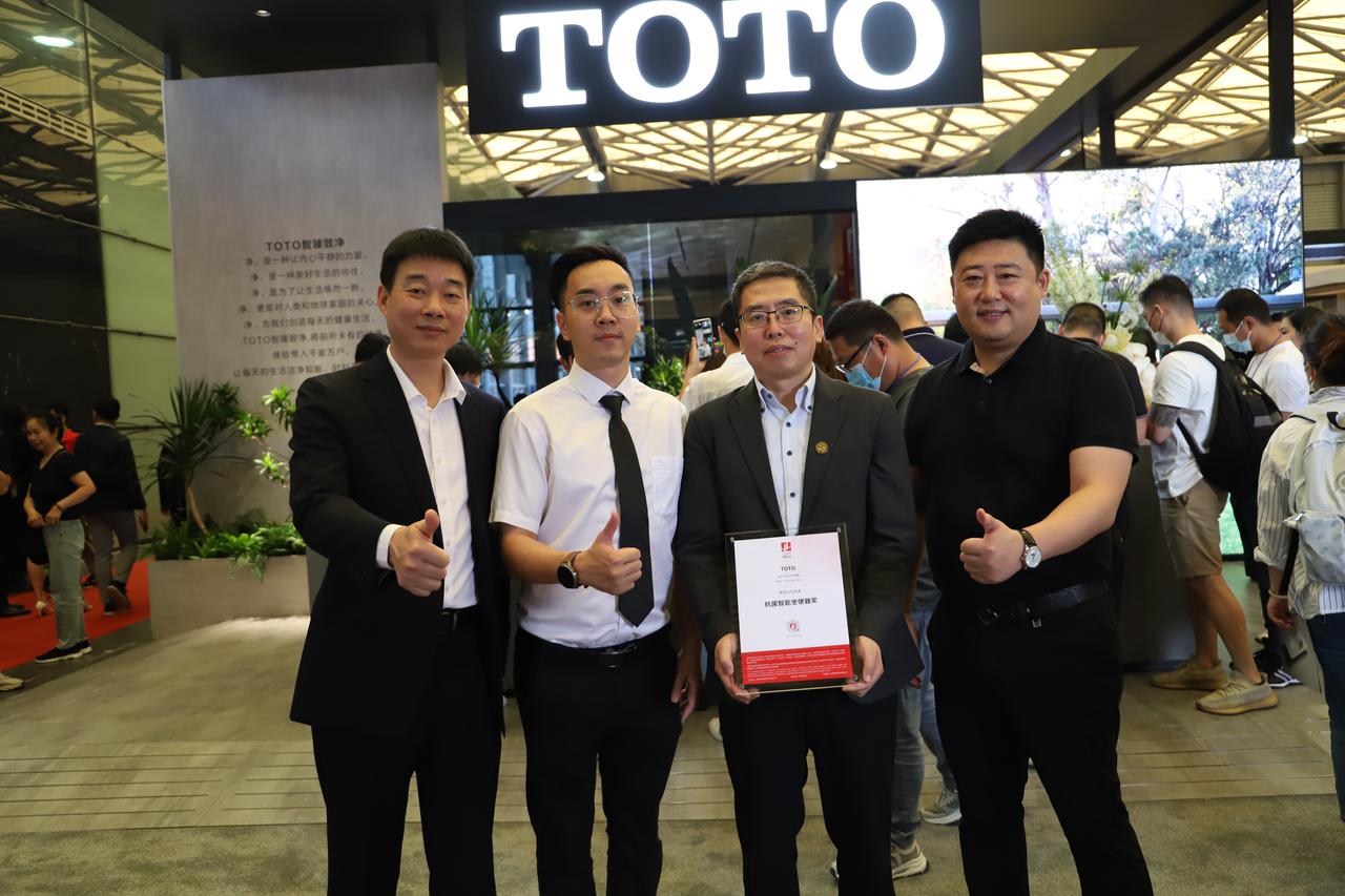 2023KBC上海展期间沸腾质量奖为获奖品牌TOTO颁奖。
