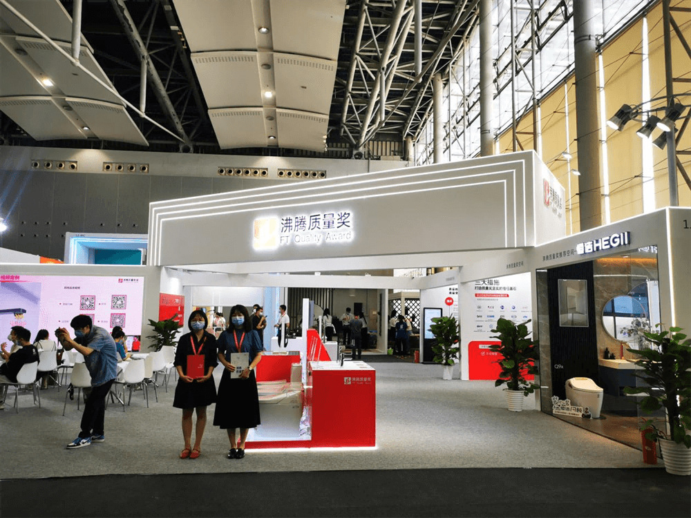 2022中国建博会（广州）开展首日，现场人潮涌动。其中，位于A区1.2馆02号展位，由沸腾质量数据、中洁网与中国建博会（广州）共同打造的“沸腾质量奖优品馆”更是强势吸睛，吸引众多人潮围观。