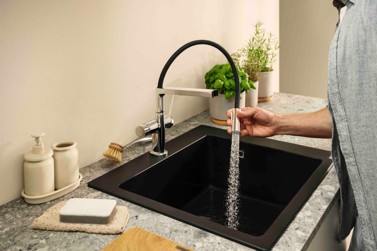 花洒式出水:柔性软管360度灵活冲洗,高效清洁食物与水槽角落.jpg 花洒式出水:柔性软管360度灵活冲洗,高效清洁食物与水槽角落.jpg